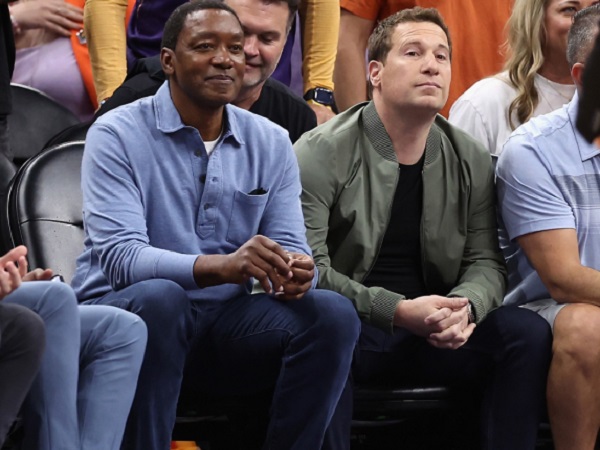 Pemilik Phoenix Suns, Matt Ishbia bersama Isiah Thomas. (images: Getty)