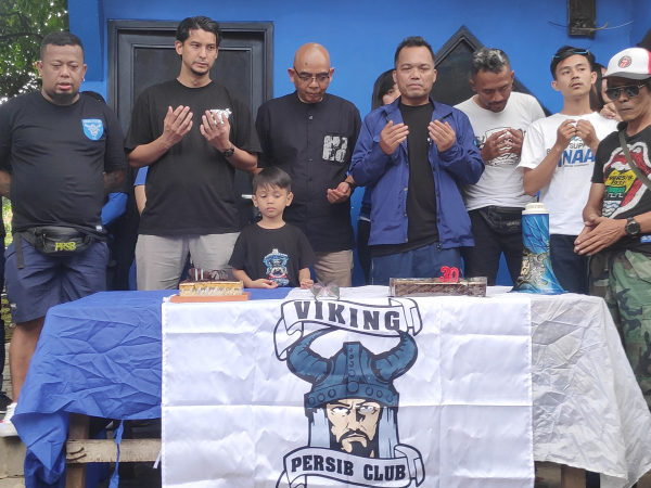 Petinggi Viking Persib Club ketika melakukan doa bersama