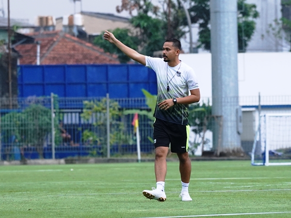 Bayu Eka Sari ketika mengawasi sesi latihan Persib