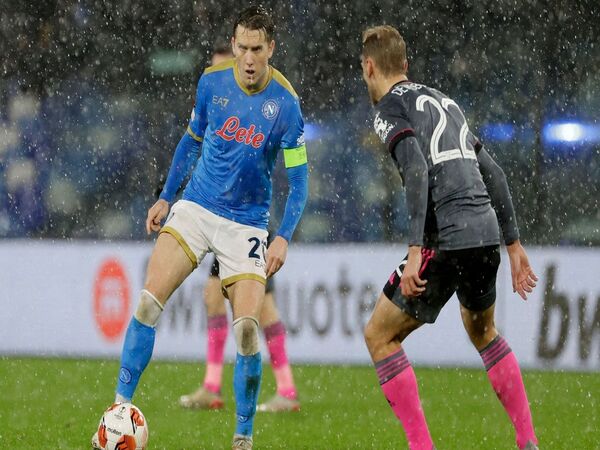 Lazio disebut sudah mengajukan tawaran perdana senilai 18 juta Euro untuk memboyong Piotr Zielinski dari Napoli / via Getty Images