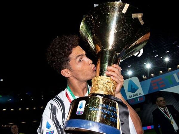 Cristiano Ronaldo membuat pernyataan kontroversial dengan menyebut Serie A adalah kompetisi mati tanpa kehadirannya / via Getty Images
