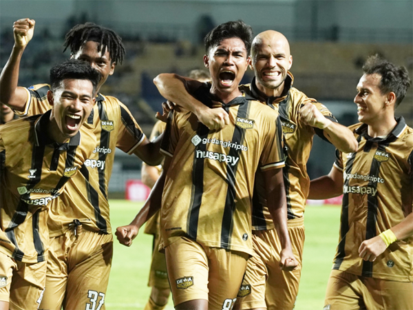 Pemain muda Dewa United FC, Ahmad Rusadi merayakan gol debutnya