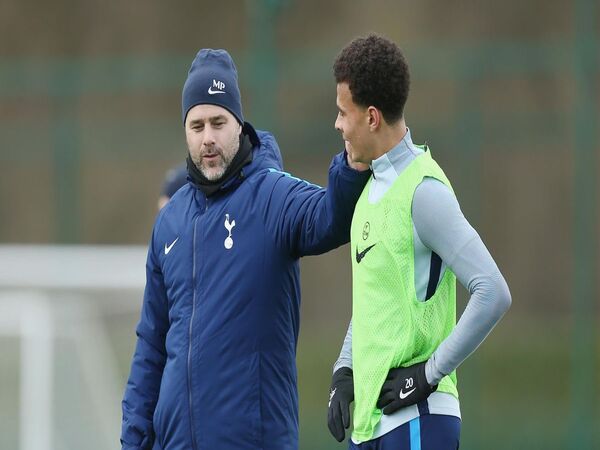 Mauricio Pochettino mengaku emosional melihat wawancara eksklusif Dele Alli dengan Gary Neville, di mana sang gelandang menceritakan banyak kisah pahit dalam kehidupan masa lalunya / via Getty Images