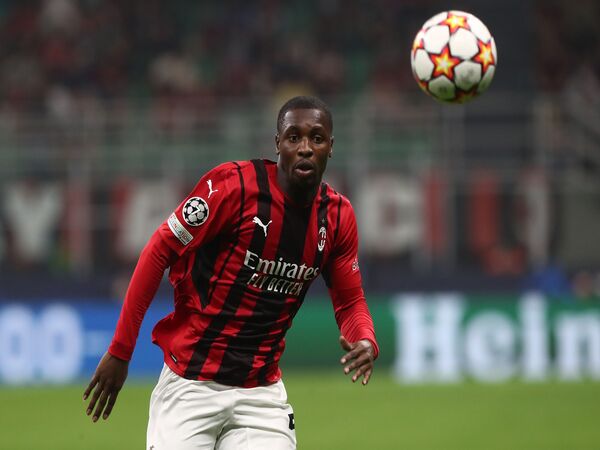 Ketimbang mubazir jasanya di klub, AC Milan mendorong Fode Ballo-Toure untuk menerima pinangan Bologna musim panas ini / via Getty Images