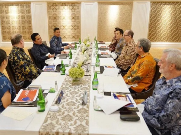 FIBA Board Member, Erick Thohir, bersama dengan para duta besar negara peserta Piala Dunia FIBA 2023