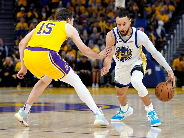 Austin Reaves ungkap kesulitan utama saat jaga Stephen Curry.