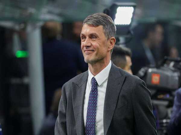 Jasa Paolo Maldini diminati oleh Paris Saint-Germain setelah sang bek legendaris dipecat dari jabatannya sebagai Direktur Teknik AC Milan / via Getty Images