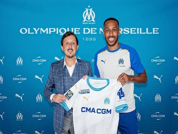 Ayah Pierre-Emerick Aubameyang mengaku lega sang anak bisa kabur dari Chelsea dan bergabung ke Olympique Marseille / via OM Officiel