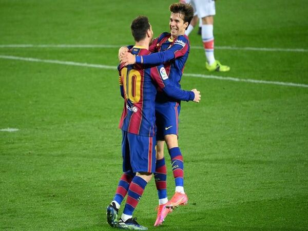 Riqui Puig mengaku antusias bisa berbagi lapangan di MLS bersama eks rekan setimnya di Barca dulu mulai dari Lionel Messi, Sergio Busquets hingga Jordi Alba / via EPA