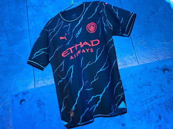 Jersey ketiga Manchester City.