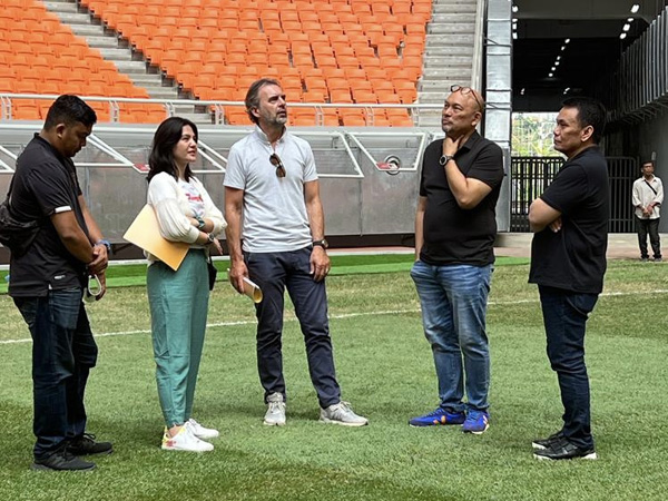 Perwakilan FIFA saat melakukan pengecekan di JIS sebagai salah satu venue Piala Dunia U-17