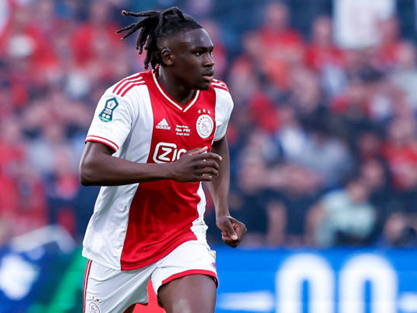 Fulham Resmi Datangkan Bek Nigeria, Calvin Bassey dari Ajax Amsterdam