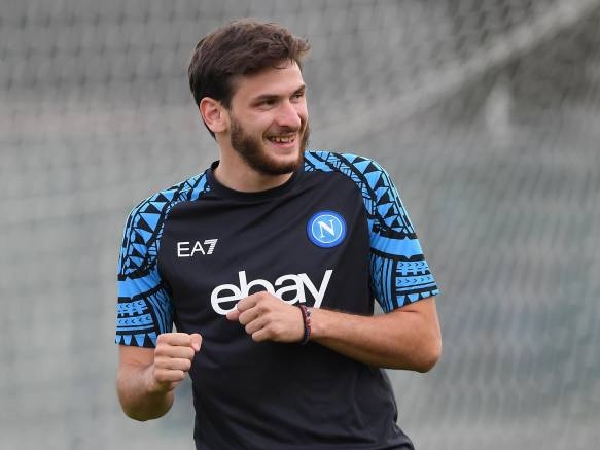 Arsenal mempertimbangkan perekrutan Khvicha Kvaratskhelia