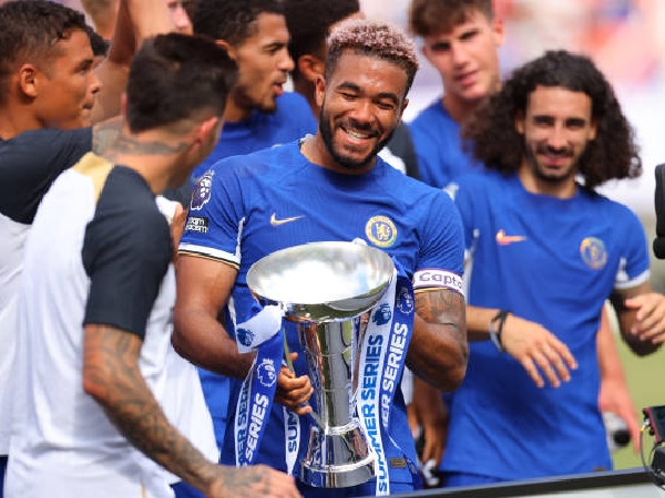 Chelsea mengangkat trofi Premier League Summer Series