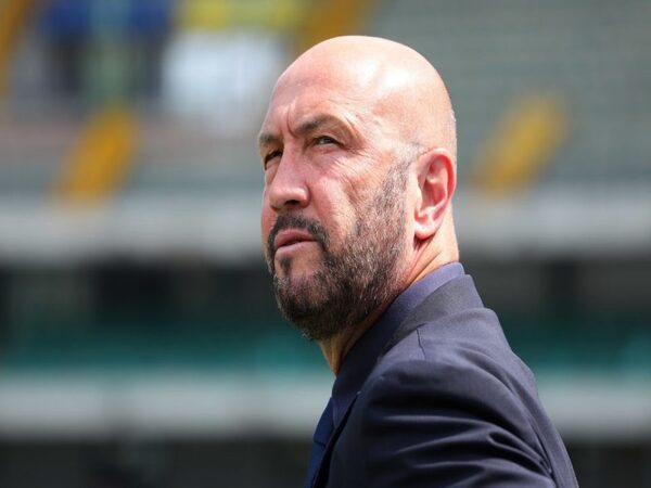Kiper legendaris Italia yaitu Walter Zenga, mengungkap alasan kenapa dirinya bersedia untuk bekerja sebagai Direktur Pengembangan Klub Persita Tangerang / via Getty Images