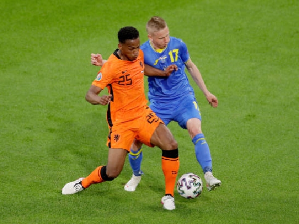 Jurrien Timber dan Oleksandr Zinchenko saat berhadapan di tim nasional