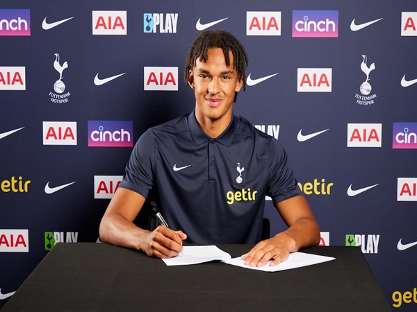 Tottenham resmi rekrut Ash Phillps