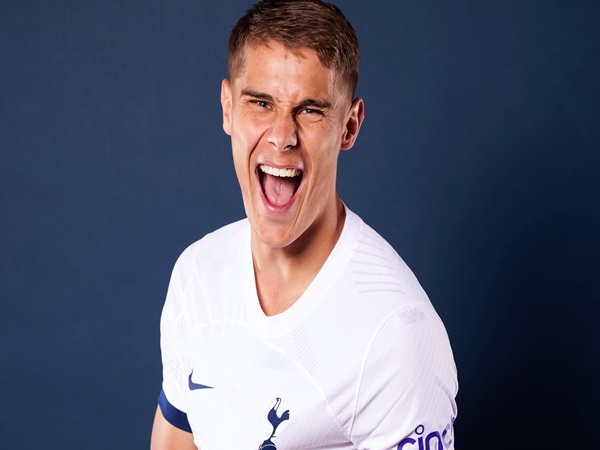 Tottenham resmi rekrut Van de Ven