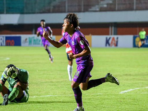 Gelandang Rans Nusantara FC, Mitsuru Maruoka mencetak gol ke gawang Madura United
