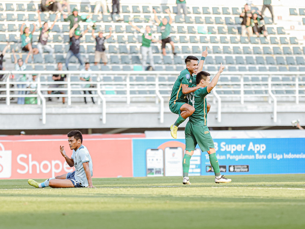 Gelandang Persebaya Surabaya, Sho Yamamoto merayakan gol ke gawang Persita Tangerang