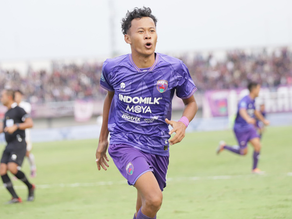 Pemain Persita Tangerang, Esal Sahrul merayakan gol di Liga 1