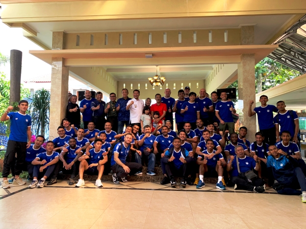 Pemain beserta manajemen, pelatih dan official tim Persib Bandung ketika berfoto bersama