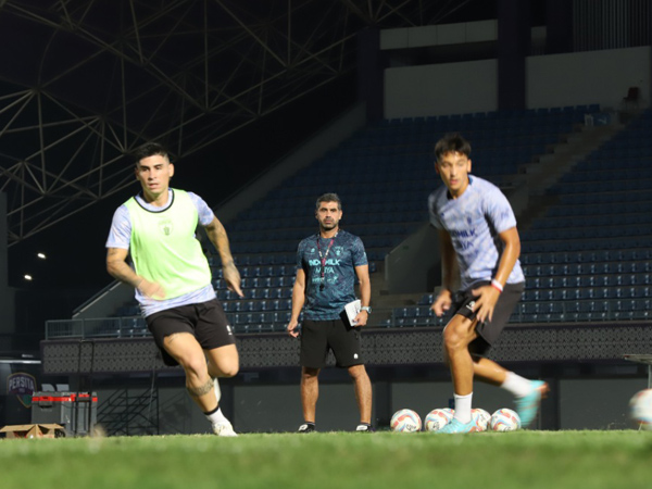 Pelatih Persita Tangerang, Luis Edmundo Duran memimpin latihan timnya