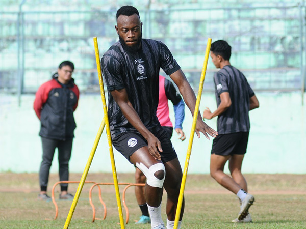 Pemain asing Arema FC, Charles Lokolingoy dapat diturunkan pada laga kontra Persija Jakarta
