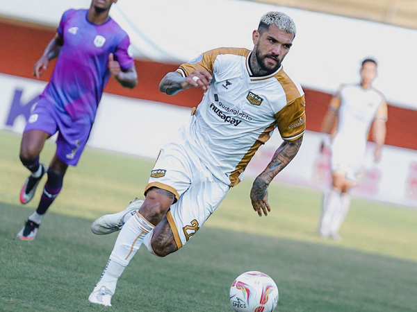 Gelandang Dewa United FC, Dimitris Kolovos di laga kontra Rans Nusantara FC