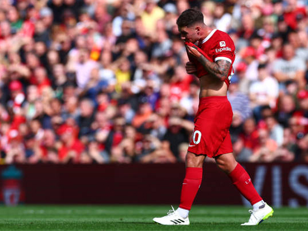 Pendapat Mantan Wasit EPL Tentang Kartu Merah Alexis Mac Allister