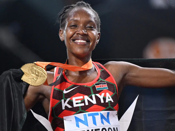 Faith Kipyegon tersenyum dengan medali emasnya setelah menjuarai lari 1.500 meter putri di Kejuaraan Dunia Atletik 2023. (CNN)