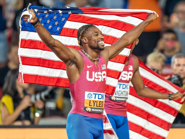 Noah Lyles merayakan kemenangannya setelah menjuarai nomor lari 200 meter di Kejuaraan Dunia Atletik 2023. (Foto: Yahoo)