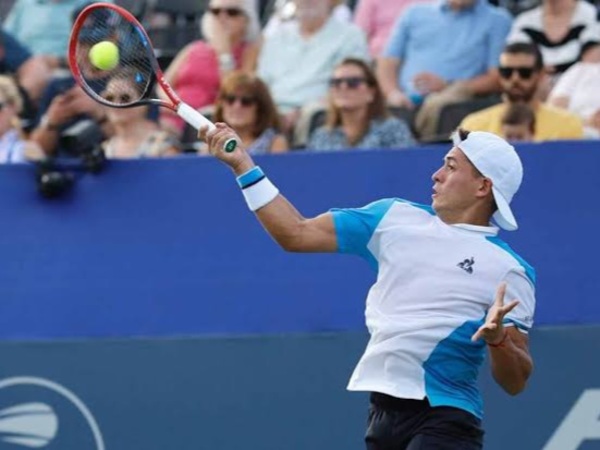 Sebastian Baez Bertahan Dari Gempuran Borna Coric Di Winston-Salem