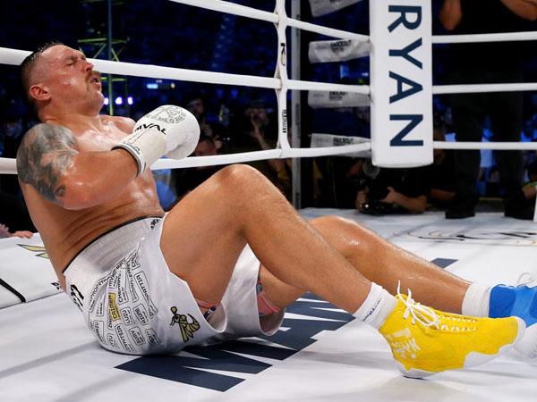 Pukulan "low blow" Daniel Dubois di ronde kelima sempat membuat Oleksandr Usyk terjatuh (Foto: Guardian)