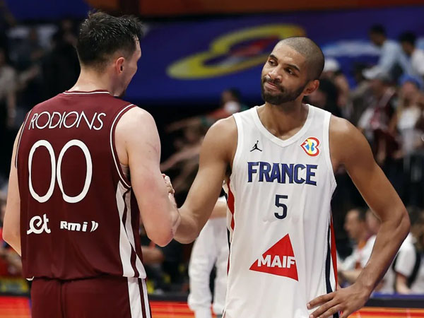 Nicolas Batum (kanan) menyalami lawannya dari Latvia setelah Prancis kalah di Piala Dunia FIBA. (Foto: FIBA)