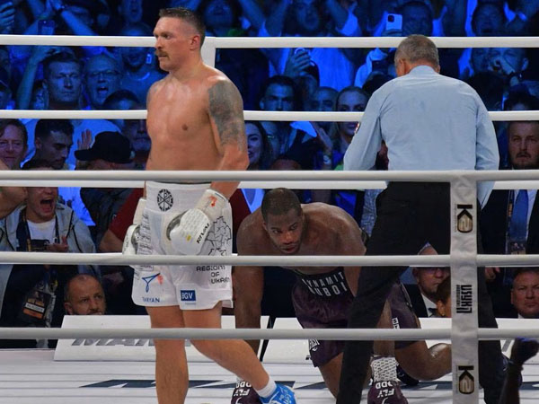 Oleksandr Usyk (kiri) sukses pukul KO Daniel Dubois di ronde kesembilan (Foto: Guardian)