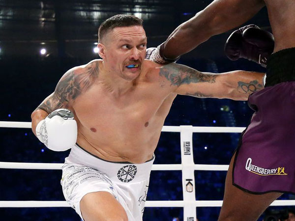 Oleksandr Usyk menyatakan siap menghadapi Tyson Fury setelah menang kontroversial atas Daniel Dubois (Foto: Guardian)