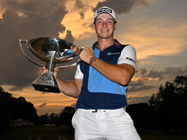 Viktor Hovland berpose dengan trofi perak FedExCup setelah menjuarai turnamen pamungkas Tour Championship. (Foto: PGA)