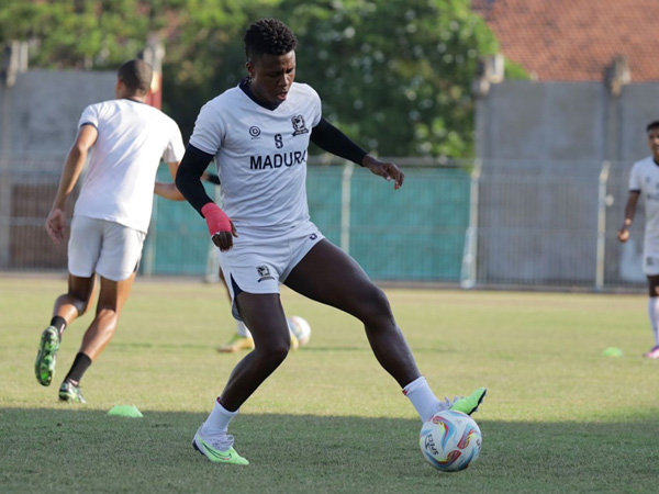 Gelandang Madura United, Hugo Gomes dos Santos Silva atau Jaja