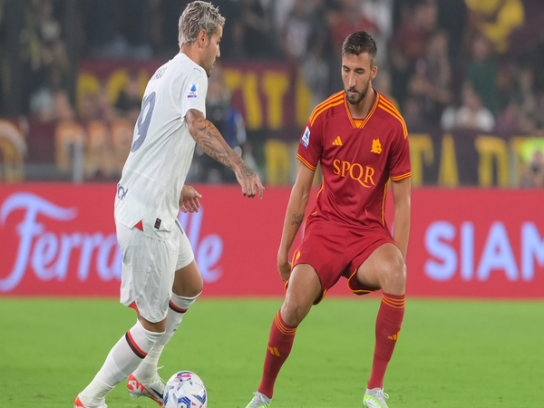 Tak pernah menang di tiga laga awal Serie A 2023/24, Bryan Cristante menyebut musim ini AS Roma sedang apes / via Getty Images