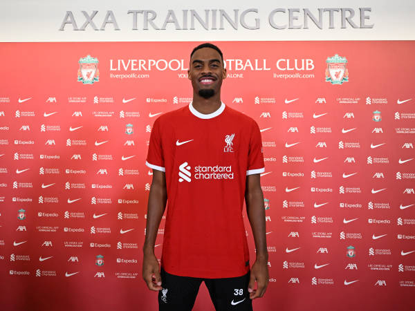 Ryan Gravenberch Tak Sabar Dengar You'll Never Walk Alone di Anfield