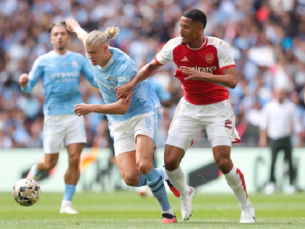 William Saliba saat mengawal Erling Haaland