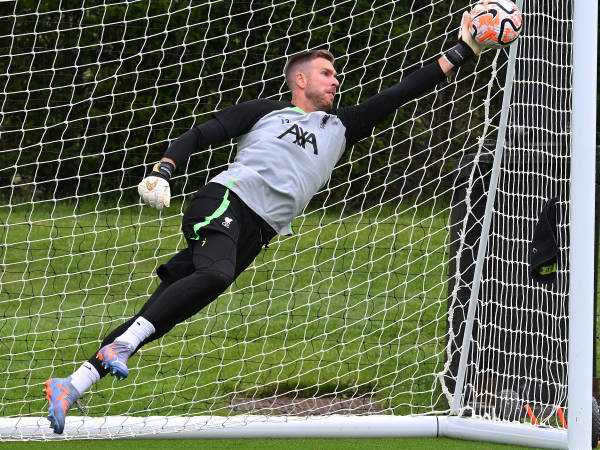 Liverpool Pilih Coret Adrian San Miguel dari Skuat Liga Europa