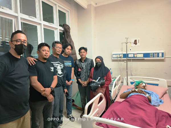 Perwakilan Persib ketika menjenguk Bobotoh korban kekerasan