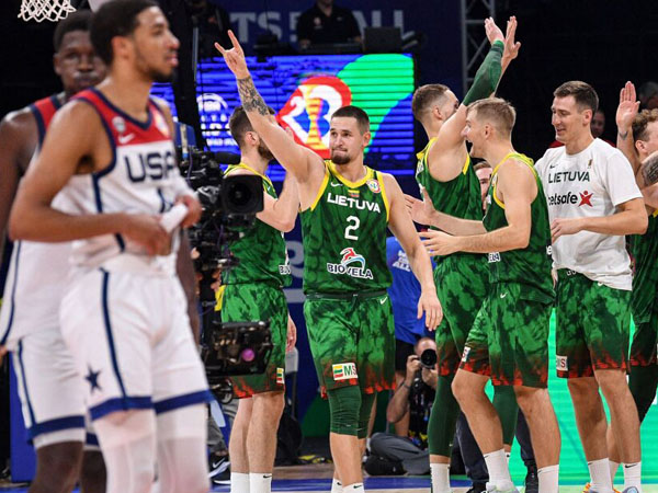Para pemain Lithuania bergembira setelah mengalahkan Amerika Serikat di putaran kedua FIBA World Cup 2023. (Foto: Getty)