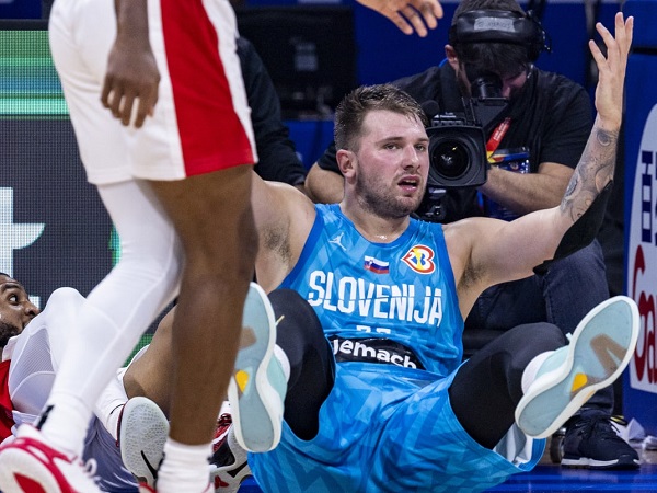 Luka Doncic kesal dengan keputusan wasit yang tidak adil saat kalah lawan Kanada.