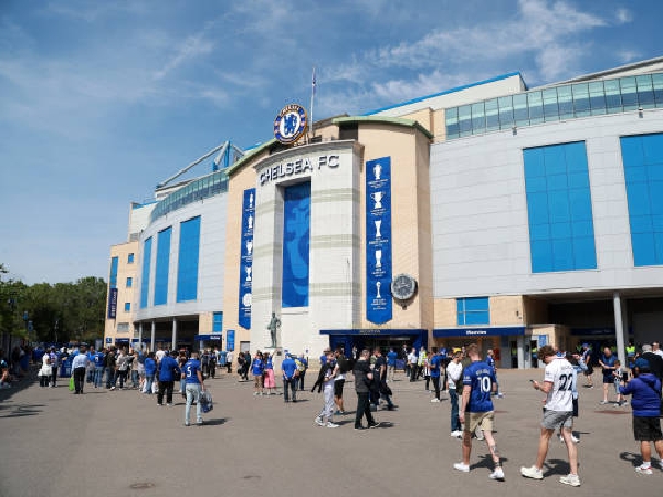 Dua patung singa besar akan berdiri di luar stadion Chelsea, Stamford Bridge