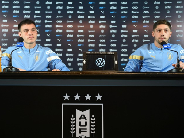 Federico Valverde dan Manuel Ugarte dalam konferensi pers jelang laga Uruguay kontra Chili