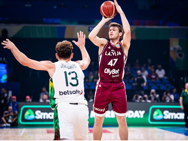 Arturs Kurucs (kanan) memimpin Latvia mengalahkan Lithuania di partai perebutan peringkat kelima di FIBA World Cup 2023. (Foto: ABS-CBN)