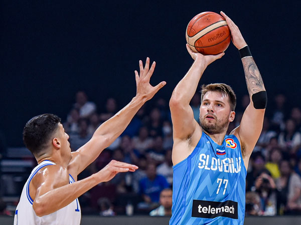 Luka Doncic akhirnya meraih kemenangan di Manila setelah Slovenia mengalahkan Italia di partai perebutan peringkat tujuh. (Foto: FIBA)